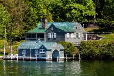 A vacation home at the edge of a lake - Magic Exterminating in Flushing NY